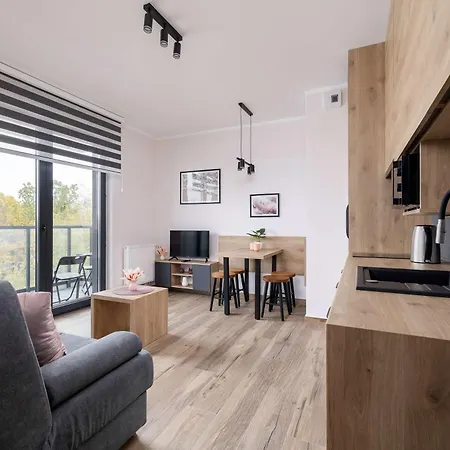 아파트 Stylish With A Balcony Ideal For Remote Work By Renters 카토비체