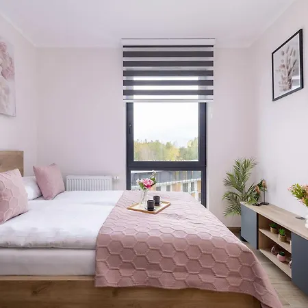 Stylish With A Balcony Ideal For Remote Work By Renters 아파트