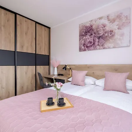 아파트 Stylish With A Balcony Ideal For Remote Work By Renters 카토비체