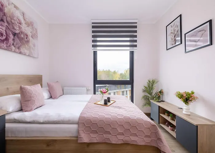 Stylish With A Balcony Ideal For Remote Work By Renters Apartmán