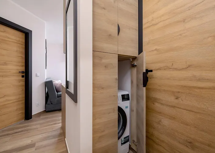 Stylish With A Balcony Ideal For Remote Work By Renters